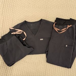 FIGS Women's Charcoal Scrub Set